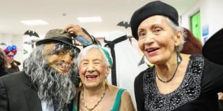 Mayores de 60 años disfrutaron de una fiesta de disfraces