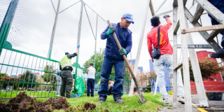 Imagen de personas adecuando un parque de Bogotá