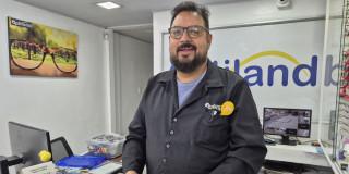 En la foto el administrador de este negocio.