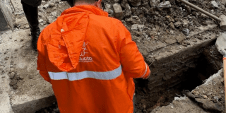 Imagen de técnico de la Empresa de Acueducto realizando trabajos en tubería.