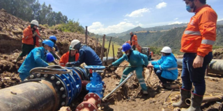 Imagen de varios técnicos de la Empresa de Acueducto realizando mantenimiento a una línea de alcanarillado.