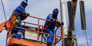 Foto que muestra trabajadores de Enel Colombia