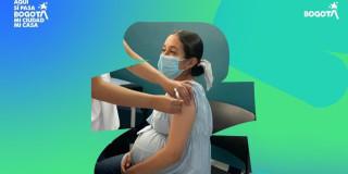 Gestante aplicándose una vacuna