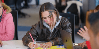 Imagen de una mujer en uno de los talleres de Ciclos Deliberativos