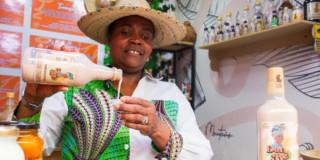 Benedicta Montaño Vidal sirviendo en una copa una bebida bebidas típica del Pacífico