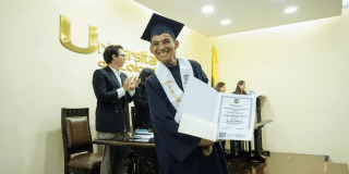 Imagen de un hombre con el diploma de bachiller