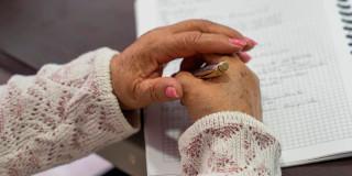Una foto de dos manos de una mujer