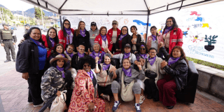 Foto de un grupo de mujeres y lideresas comunitarias posando unidas en una jornada del 25N.