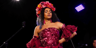 Imagen de una mujer con traje de fiesta caribeña color morado.