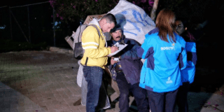 Imagen de funcionarios del Distrito atendiendo a un habitante de calle en la noche