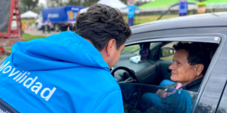Imagen de funcionario de la Gobernación con un conductor