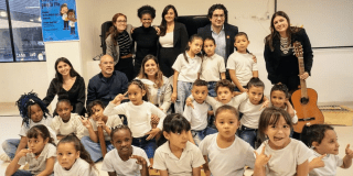 Imagen de varios niños y niñas con el secretario de Integración Social