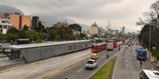 Foto de vehículos en una vía de Bogotá