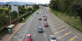 Foto de vehículos en una vía de Bogotá