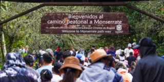 Imagen de personas subiendo el sendero de monserrate