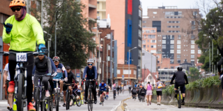 Imagen de personas montando cicla en la Ciclovía de Bogotá.