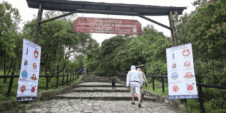 Imagen de persona subiendo el Cerro de Monserrate