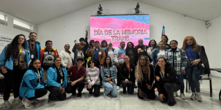 Imagen de varias personas posando para la foto