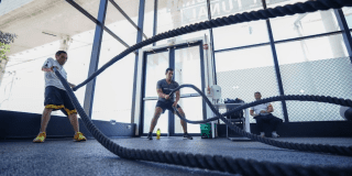 Imagen de una persona practicando lazo en uno de los gimnasios del CEFE.
