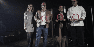 Imagen con los ganadores de Sabor Bogotá mostrando sus trofeos