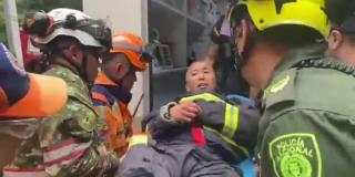 Imagen del turista rescatado en una camilla