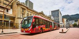 Foto de un bus de TransMilenio en una vía de Bogotá