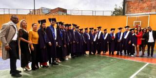 Foto de vendedores informales y comerciantes de Plazas Distritales de Mercado durante la graduación como bachilleres.