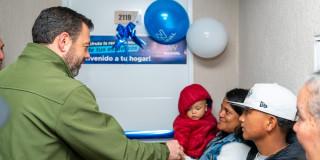 Foto del alcalde Carlos Fernando Galán entregando a una de las 30 familias en Usme, su nuevo hogar.