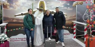 Foto de una familia de turistas en el Aeropuerto Internacional El Dorado de Bogotá.
