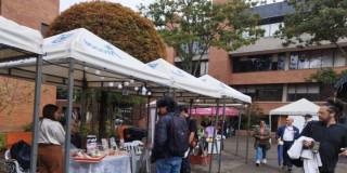 Foto de emprendedores sociales del IPES durante participación en ferias.