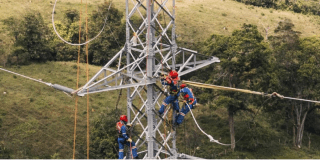 Foto que muestra trabajadores de Enel Colombia