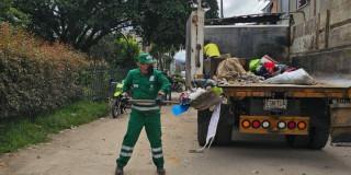 Foto del operativo de espacio público en la localidad de Suba con limpieza de calles.