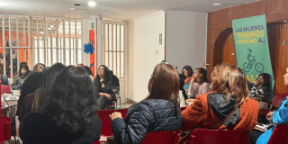 Foto de un grupo de mujeres que participa en un taller.
