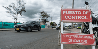Foto que muestra vehículos andando por las calles