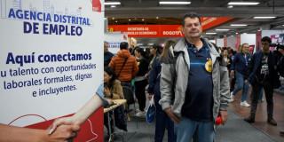 Foto de un bogotano accediendo a una de las ferias de empleo de la Agencia Distrital de Empleo de Bogotá