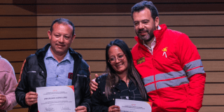 Imagen del alcalde Galán con dos gestores territoriales