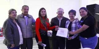 Imagen de personas mayores mostrando un certificado