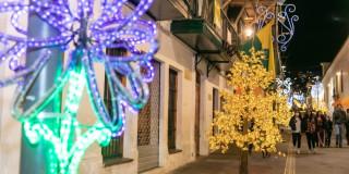 Imagen de una calle del centro iluminada con decoración navideña