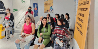 Imagen de distintas mujeres en una sala de espera