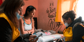 Imagen de una mujer que vive en pagadiario siendo atendida por gestoras sociales del Distrito