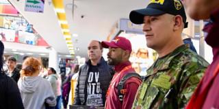 En la foto autoridades haciendo operativos de seguridad en San Victorino