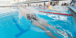 Deportistas en piscina olímpica