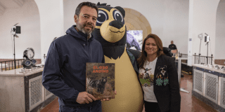 Imagen del alcalde Galán con el libro de El Oso Andino