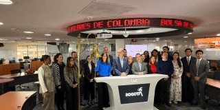Foto de funcionarios del Distrito y actores del mercado que celebran en la Bolsa de Valores de Colombia el regreso de Bogotá al mercado local de bonos.