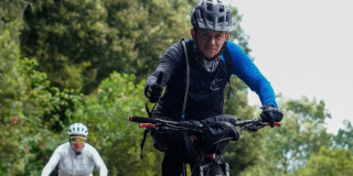 Imagen de deportista montando cicla.