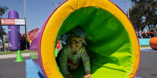 Imagen de niño divirtiéndose con los juegos del Parque de los Niños