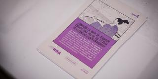 En la foto un brochure sobre feminicidio