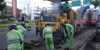 Foto de trabajadores del IDU tapanado huecos