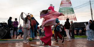 Imagen de un Grupo de artistas en escena en un parque
