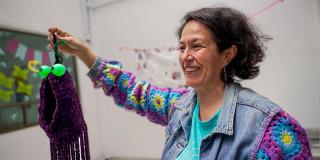 En la foto una señora en una exposición